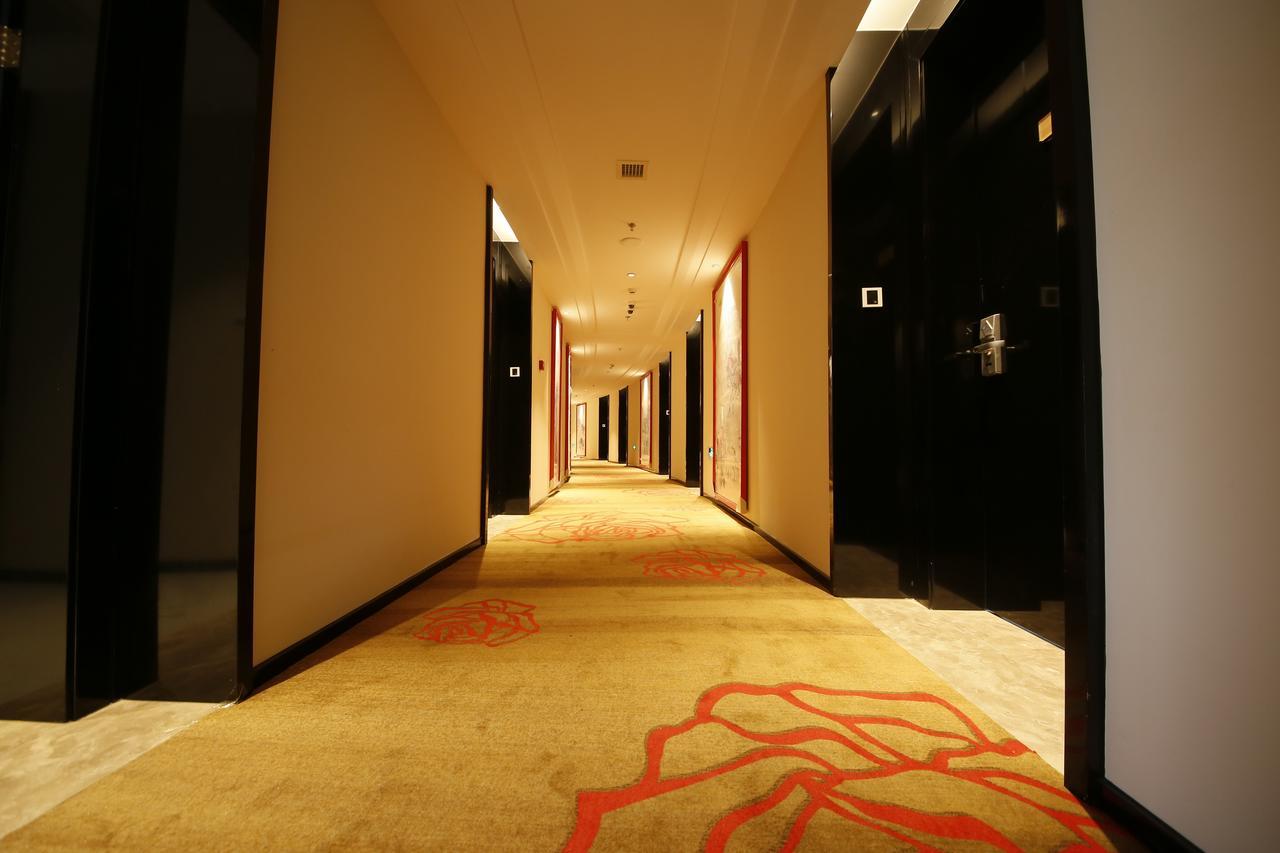 Howard Johnson Flower City Hotel Kunming Bagian luar foto