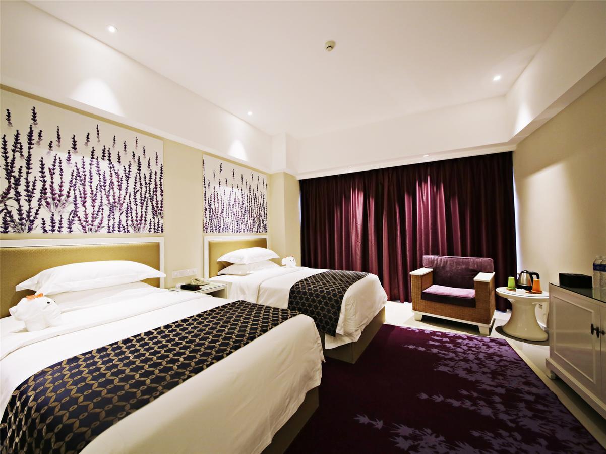 Howard Johnson Flower City Hotel Kunming Bagian luar foto